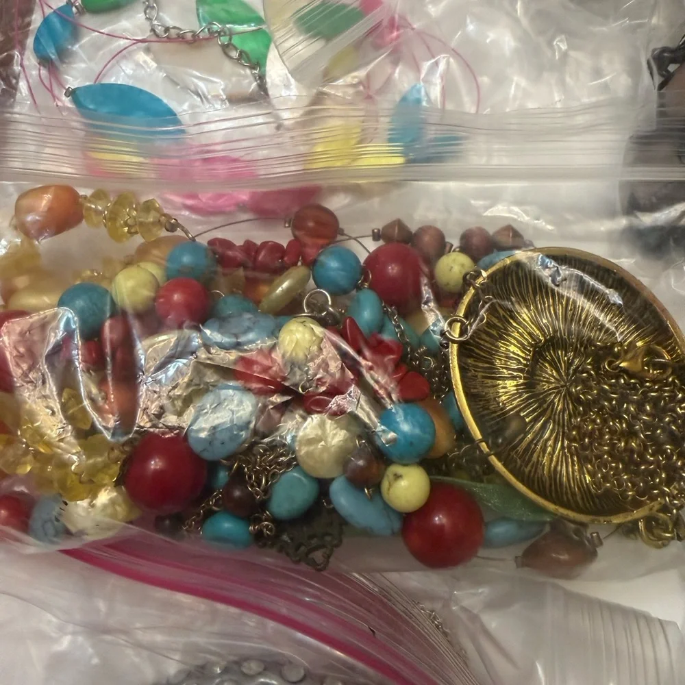 4 lbs Assorted Colorful Costume Jewelry Lot - Picture 4 of 9